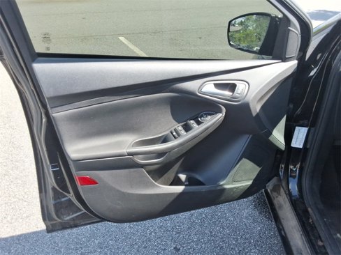 Used 2018 Ford Focus SE w/ SE Appearance Package image 20