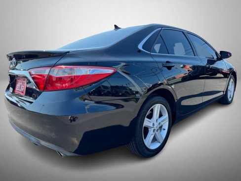 Used 2017 Toyota Camry SE image 3