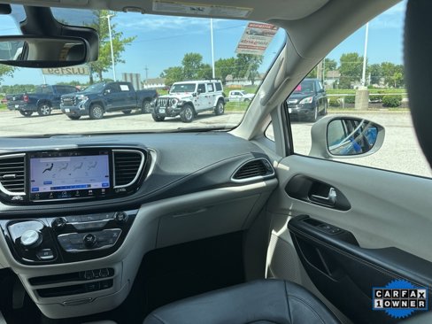 Used 2022 Chrysler Pacifica Touring-L image 50