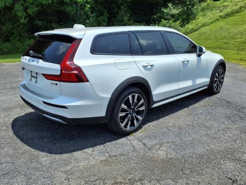 Used 2023 Volvo V60 B5 Cross Country Ultimate w/ Climate Package image 4