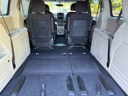 Used 2018 Dodge Grand Caravan SE w/ UConnect Hands-Free Group image 8