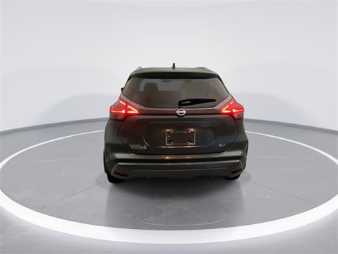 Used 2021 Nissan Kicks SV image 3