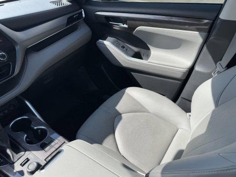 Used 2021 Toyota Highlander Limited image 11