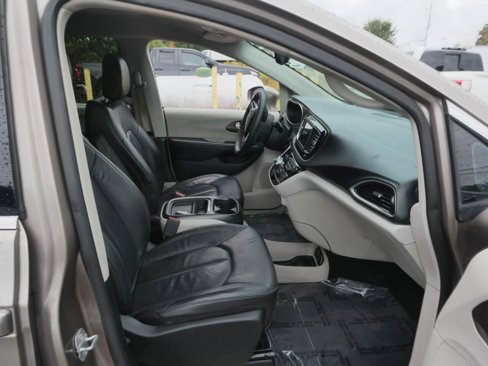Used 2018 Chrysler Pacifica Touring-L image 25