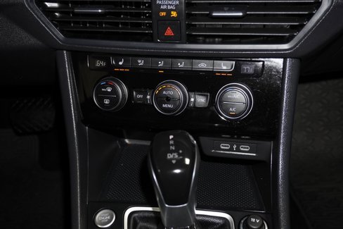 Certified 2023 Volkswagen Jetta SE w/ Panoramic Sunroof Package image 17