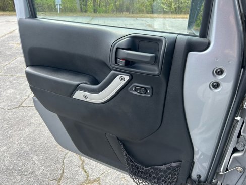 Used 2015 Jeep Wrangler Unlimited Sahara w/ Connectivity Group image 33