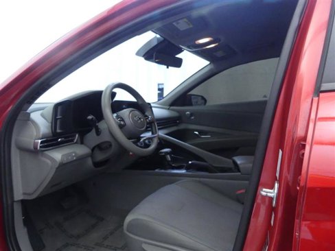 Used 2021 Hyundai Elantra SE image 18