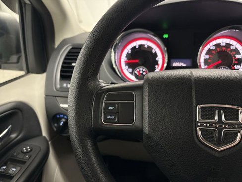 Used 2018 Dodge Grand Caravan SE image 25