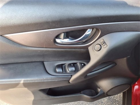 Used 2016 Nissan Rogue SV image 9