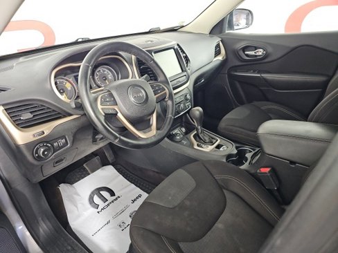 Used 2017 Jeep Cherokee Latitude w/ Cold Weather Group image 9