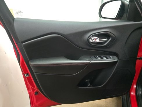 Used 2019 Jeep Cherokee Trailhawk w/ Cold Weather Group image 18
