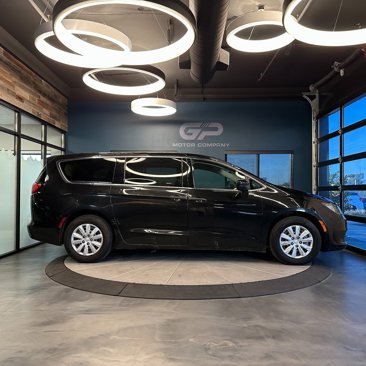 Used 2020 Chrysler Voyager L image 2
