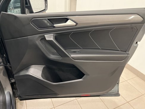 Used 2023 Volkswagen Tiguan SE w/ Panoramic Sunroof Package image 24