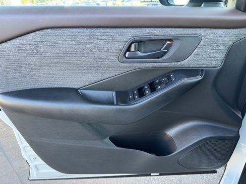 Used 2023 Nissan Rogue S image 14