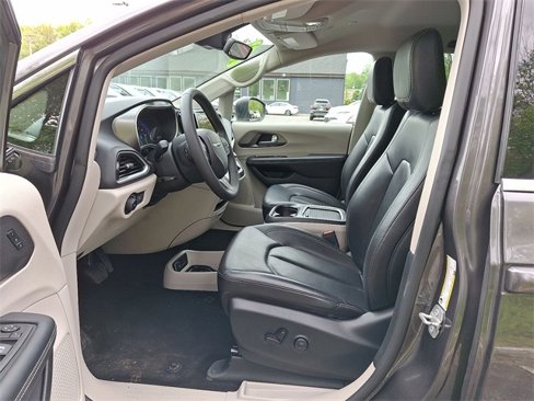 Used 2023 Chrysler Pacifica Touring-L image 11
