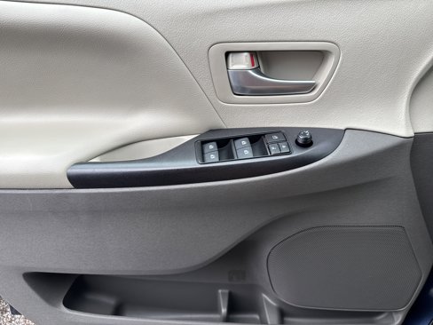 Used 2018 Toyota Sienna LE image 10