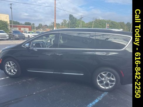 Used 2018 Chrysler Pacifica Limited image 3