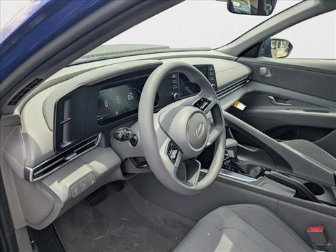 New 2025 Hyundai Elantra SE image 3