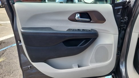 Used 2019 Chrysler Pacifica Touring-L image 15