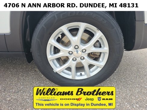 Used 2017 Jeep Cherokee Latitude w/ Cold Weather Group image 10