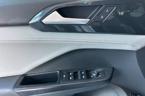Used 2022 Volkswagen Taos SEL w/ Panoramic Sunroof Package image 11