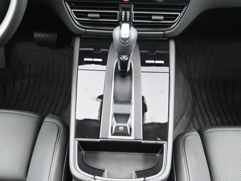 Certified 2025 Porsche Macan image 10