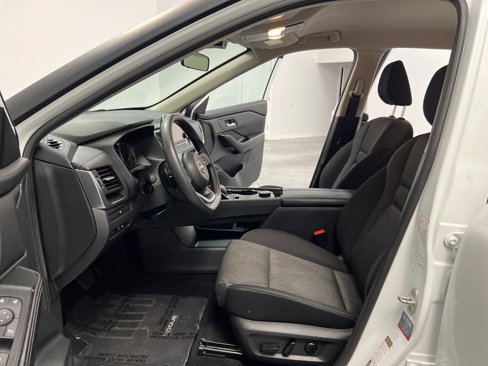Used 2024 Nissan Rogue SV image 9