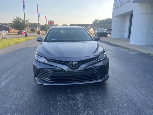 Used 2018 Toyota Camry LE image 3