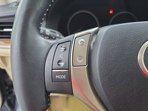 Used 2015 Lexus ES 300h image 16