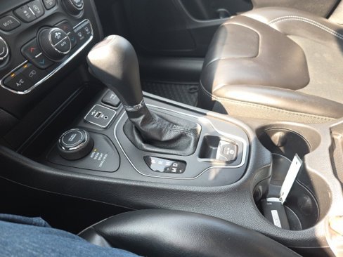 Used 2019 Jeep Cherokee Latitude Plus w/ Comfort/Convenience Group image 30