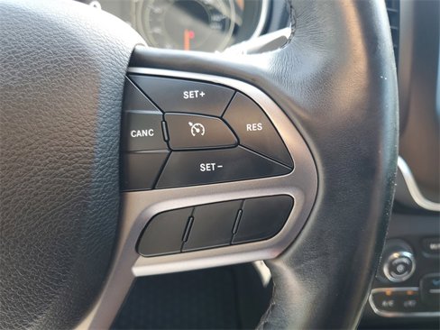 Used 2019 Jeep Cherokee Latitude w/ Cold Weather Group image 31