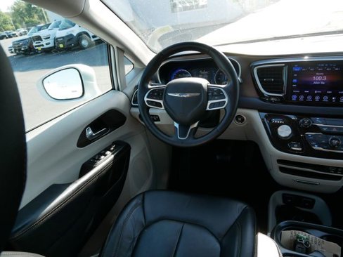 Used 2017 Chrysler Pacifica Touring-L image 17