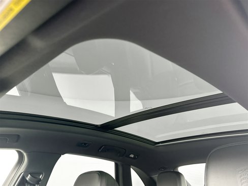 Certified 2025 Porsche Macan image 36