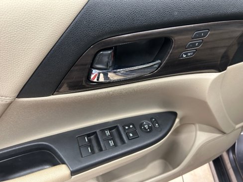 Used 2017 Honda Accord Touring image 7