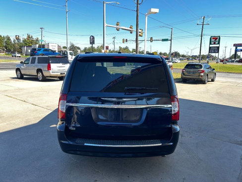 Used 2013 Chrysler Town & Country Touring image 3