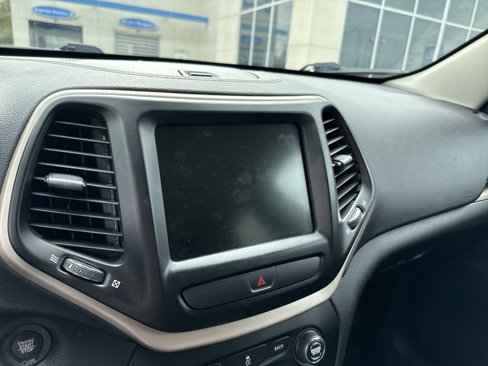 Used 2017 Jeep Cherokee Limited image 10