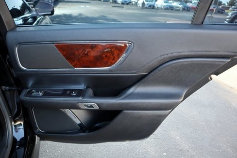 Used 2017 Lincoln Continental Select image 21