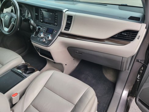Used 2018 Toyota Sienna XLE image 12
