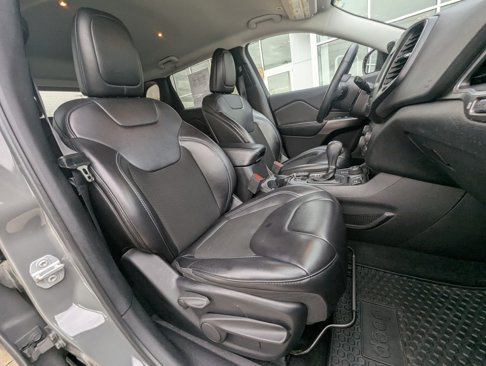 Used 2019 Jeep Cherokee Latitude Plus w/ Cold Weather Group image 24