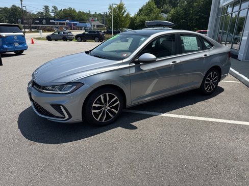 Used 2025 Volkswagen Jetta SE image 3