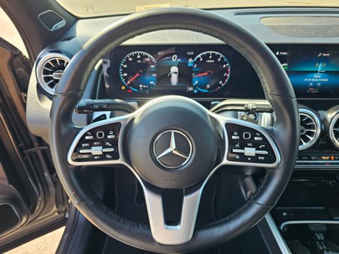 Used 2023 Mercedes-Benz GLB 250 4MATIC image 17