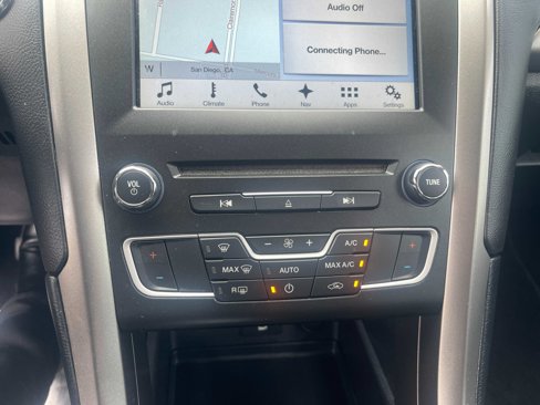 Used 2017 Ford Fusion SE w/ Fusion SE Technology Package image 23