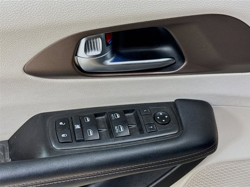 Used 2019 Chrysler Pacifica Touring-L image 17