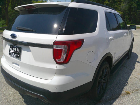 Used 2017 Ford Explorer XLT w/ XLT Appearance Package image 8