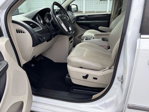 Used 2016 Chrysler Town & Country Touring image 11