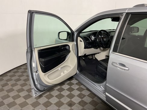 Used 2019 Dodge Grand Caravan SXT image 16