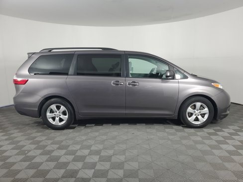 Used 2015 Toyota Sienna LE image 3