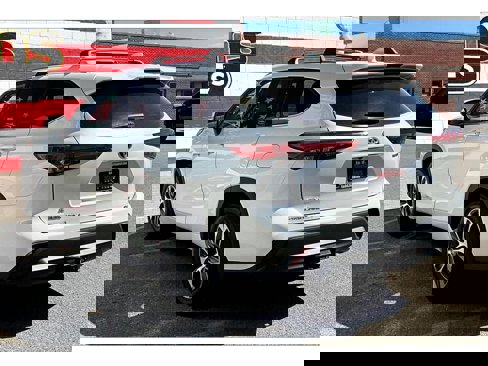 Used 2020 Toyota Highlander XLE image 12