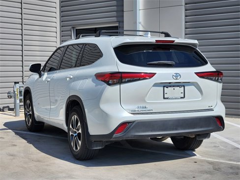 Used 2022 Toyota Highlander XLE image 6