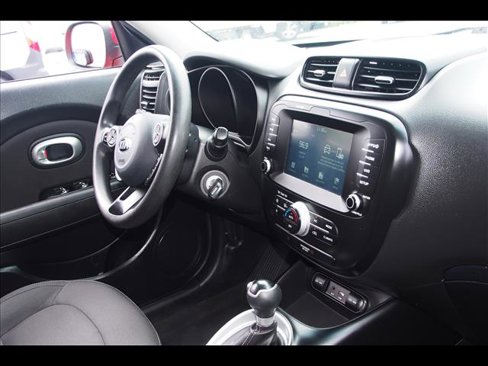 Used 2019 Kia Soul + image 10